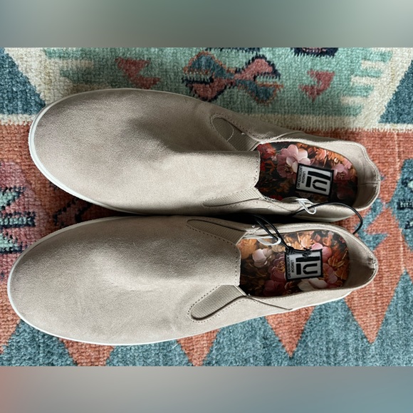 London Underground| Beige/Tan Neutral Slip-On Sneakers in Size9, worn twice - Picture 5 of 10
